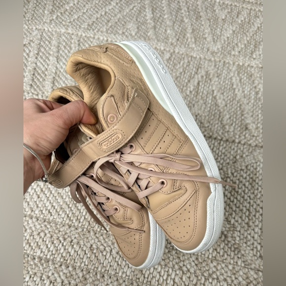 Super trendy Adidas Forum Low Nude&White women’s 7 - Picture 3 of 9